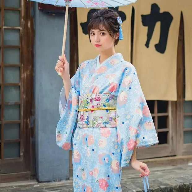 Kimono Japonais Traditionnel pour Femme dans une couleur bleu ciel aux imprimés fleurs de cerisiers