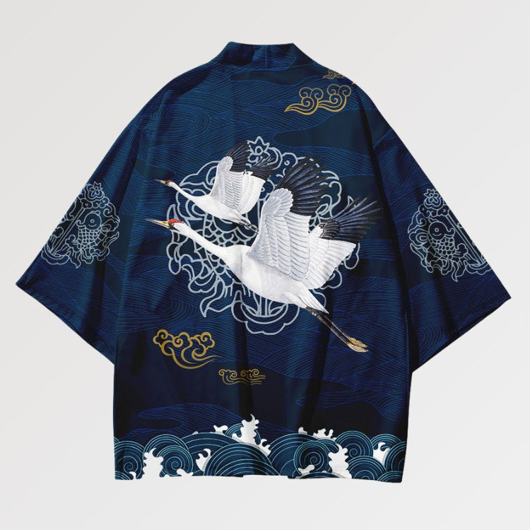 Le kimono streetwear dans un look décontracté au motif de grue japonaise