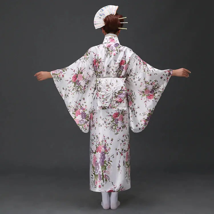 Kimono-Traditionnel-Japonais-Femme-Japanstreet-1645368276.webp