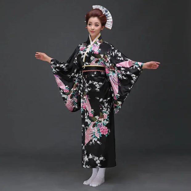 Un Kimono Japonais Traditionnel pour Femme aux motifs fleuris et au tissu satiné