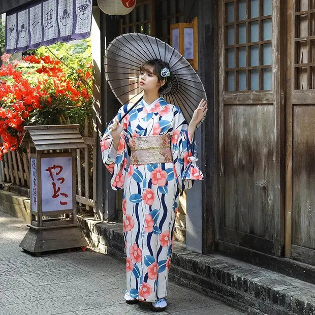 Kimono Yukata pour Femme dans un esprit Japonais aux couleurs estivales et au motif sakura