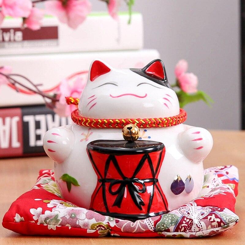Maneki-neko tirelire avec tambour taiko et baguettes en grammaire festive matsuri — vue de profil arrière — Japanstreet
