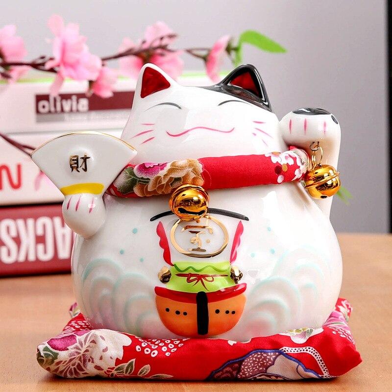 Maneki-neko tirelire à panneau-kakemono vertical calligraphié et drapeau-bannière — vue de profil arrière — Japanstreet