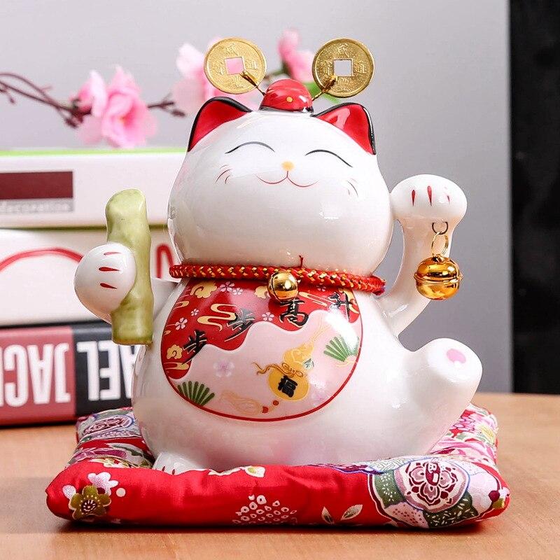 Maneki-neko tirelire Hungry Cat en posture d'appétit avec pièces sapèques dorées sur la tête — vue de profil arrière — Japans