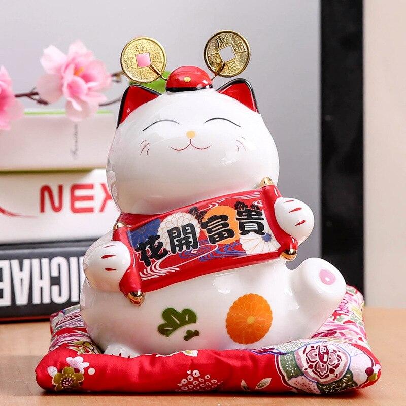 Maneki-neko tirelire avec panneau-cadeau okurimono en parchemin enroulé ruban festif — vue de profil arrière — Japanstreet