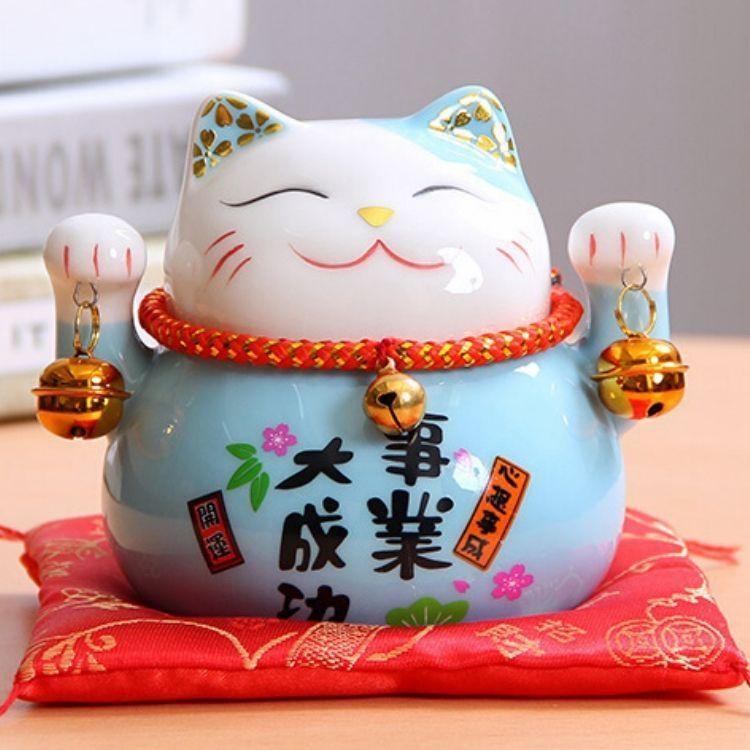 Maneki-neko tirelire bleu cyan à calligraphie 事業大成功 pour la grande réussite professionnelle — vue de profil arrière — Japanst