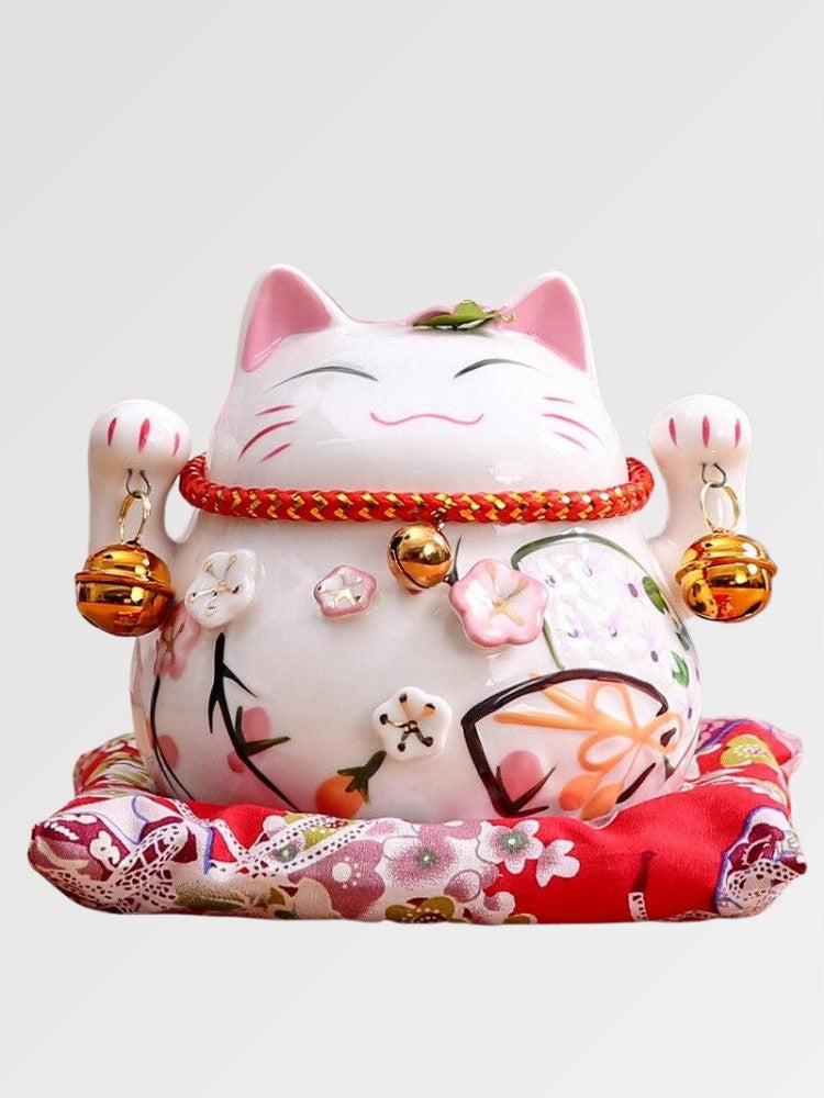 Maneki-neko tirelire à clochettes suzu multipliées pour protection shintō — vue principale de face — Japanstreet
