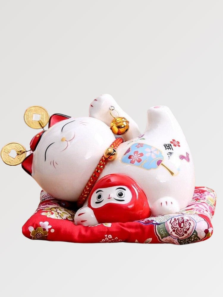 Maneki-neko tirelire blanc couché avec petit daruma rouge en double porte-bonheur — vue principale de face — Japanstreet