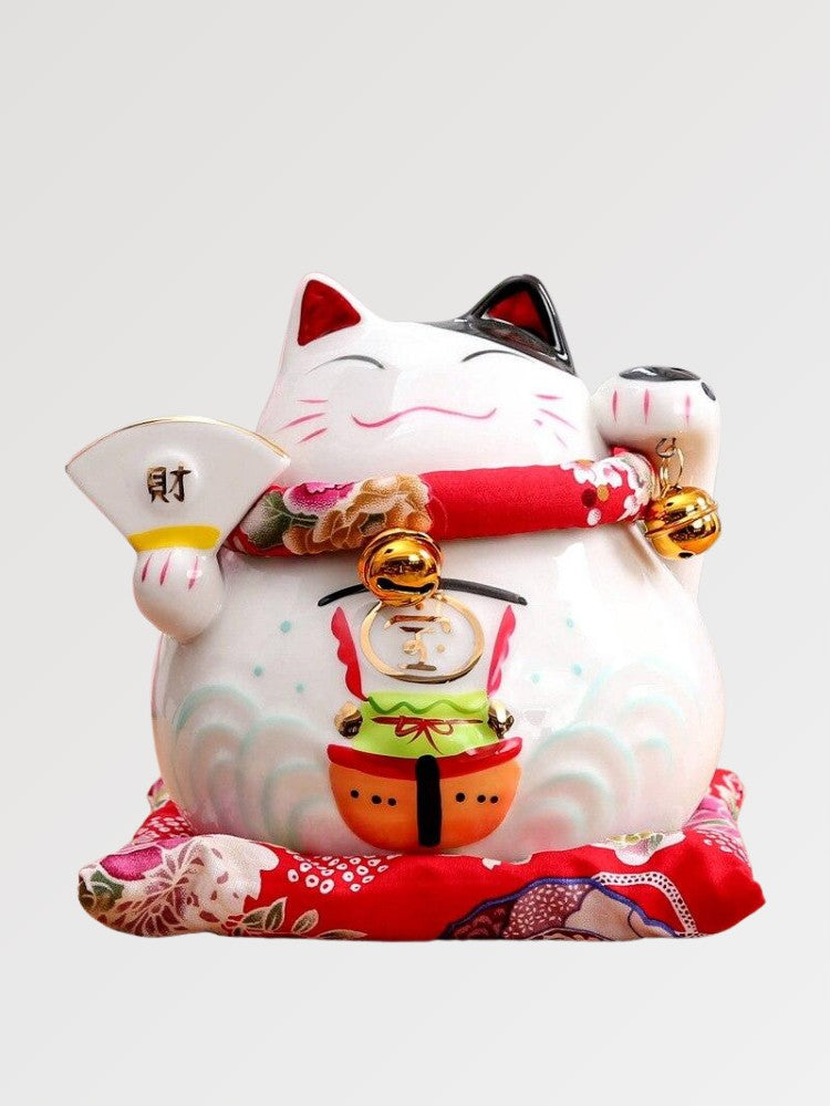 Maneki-neko tirelire à panneau-kakemono vertical calligraphié et drapeau-bannière — vue principale de face — Japanstreet
