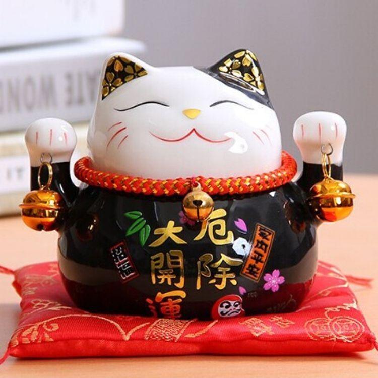 Maneki-neko tirelire entièrement noir à calligraphie or 危除大開運 pour la protection contre le mal — vue de profil arrière — Japa