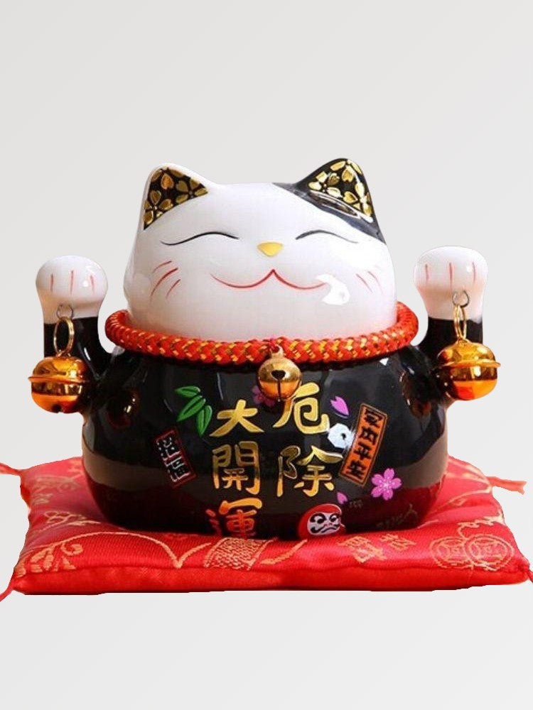Maneki-neko tirelire entièrement noir à calligraphie or 危除大開運 pour la protection contre le mal — vue principale de face — Jap