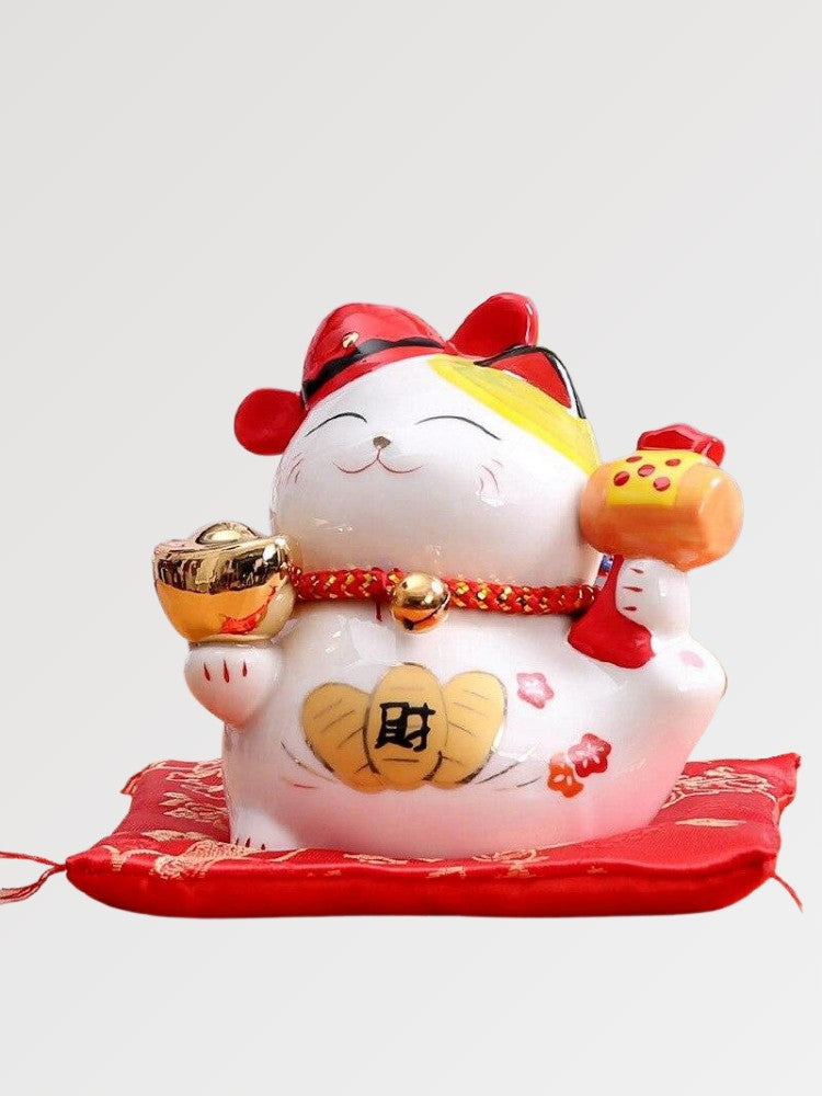 Maneki-neko tirelire en porcelaine blanche au kanji 福 (fuku, bonheur) en sobriété wabi-sabi — vue principale de face — Japans