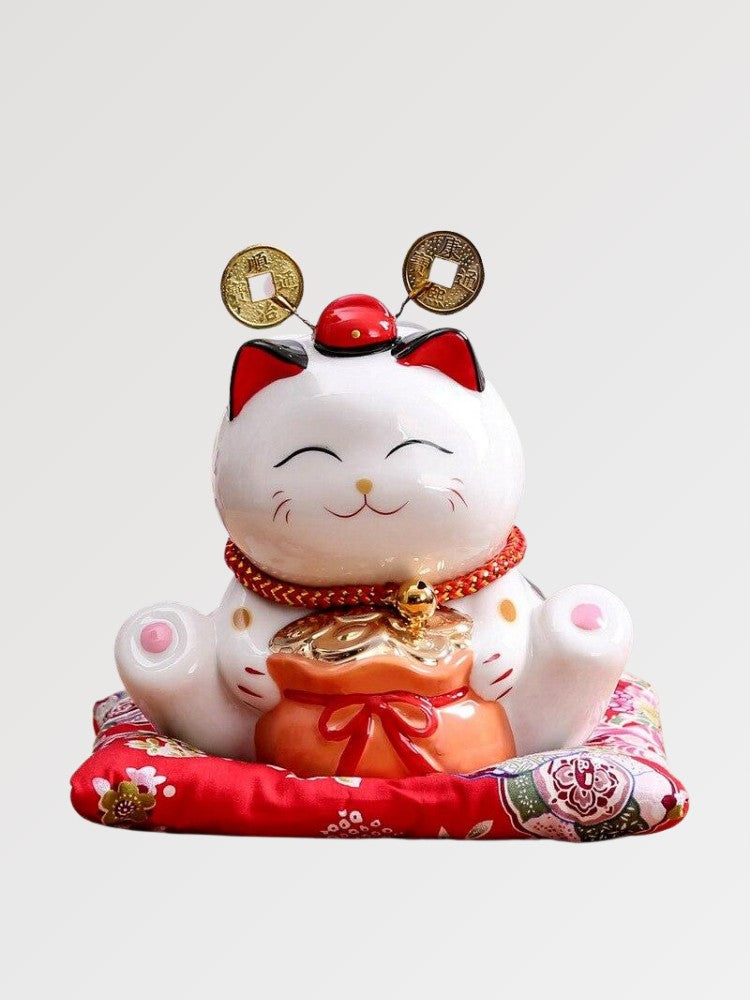 Maneki-neko tirelire en posture de chat pétrissant avec sac d'or et fukubukuro — vue principale de face — Japanstreet