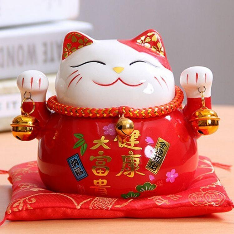 Maneki-neko tirelire rouge vermillon shu-iro à calligraphie 健康大富貴 pour santé et richesse — vue de profil arrière — Japanstree