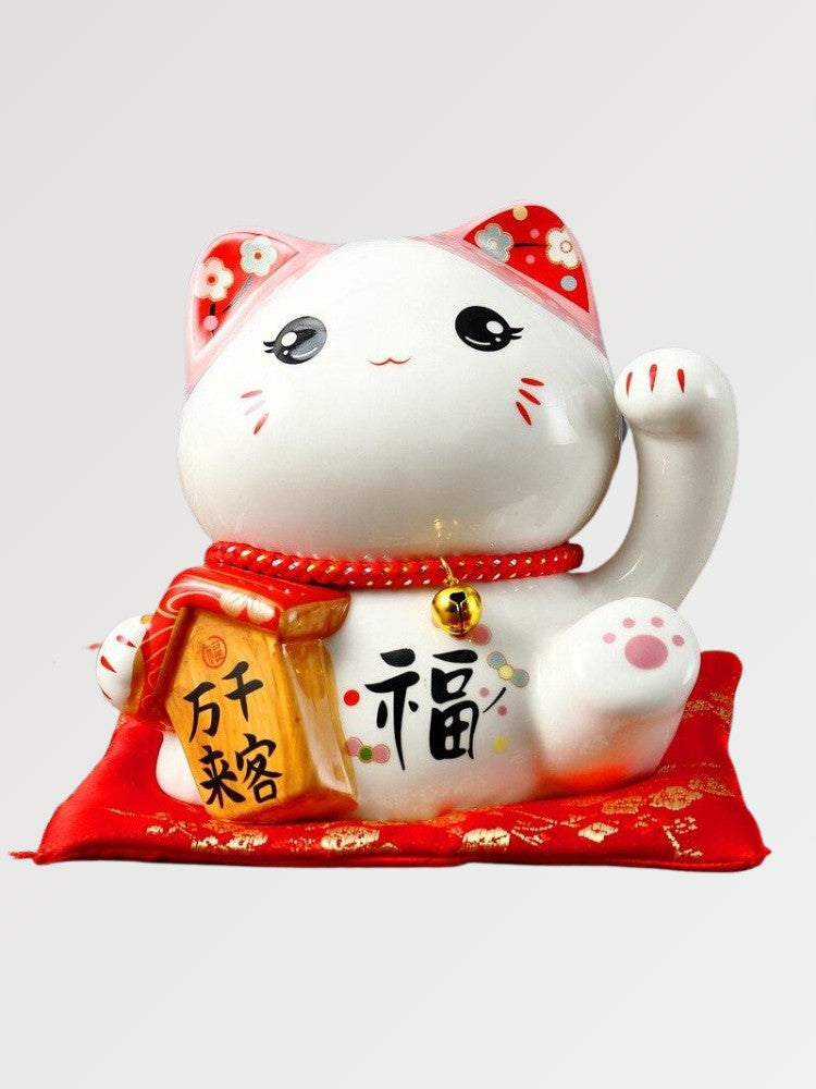Maneki-neko tirelire blanc tenant panneau calligraphié 万千来客 avec bandeau rouge à fleurs — vue principale de face — Japanstree