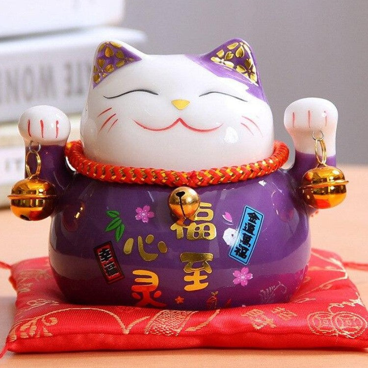 Maneki-neko tirelire violet impérial à calligraphie 福至心霊 pour l'éveil spirituel — vue de profil arrière — Japanstreet