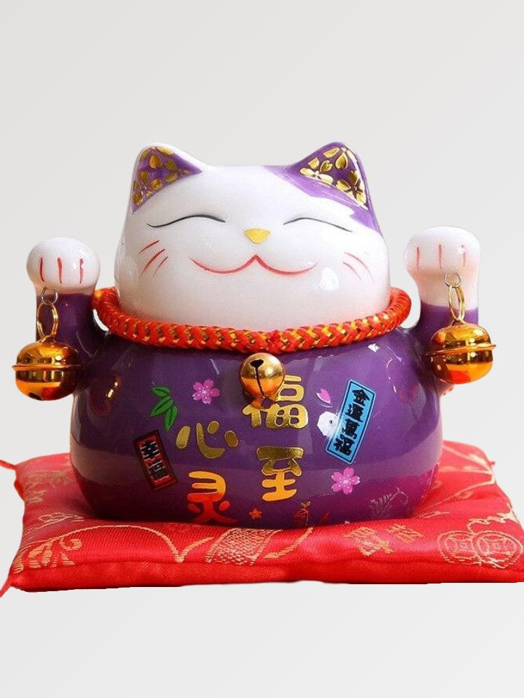 Maneki-neko tirelire violet impérial à calligraphie 福至心霊 pour l'éveil spirituel — vue principale de face — Japanstreet