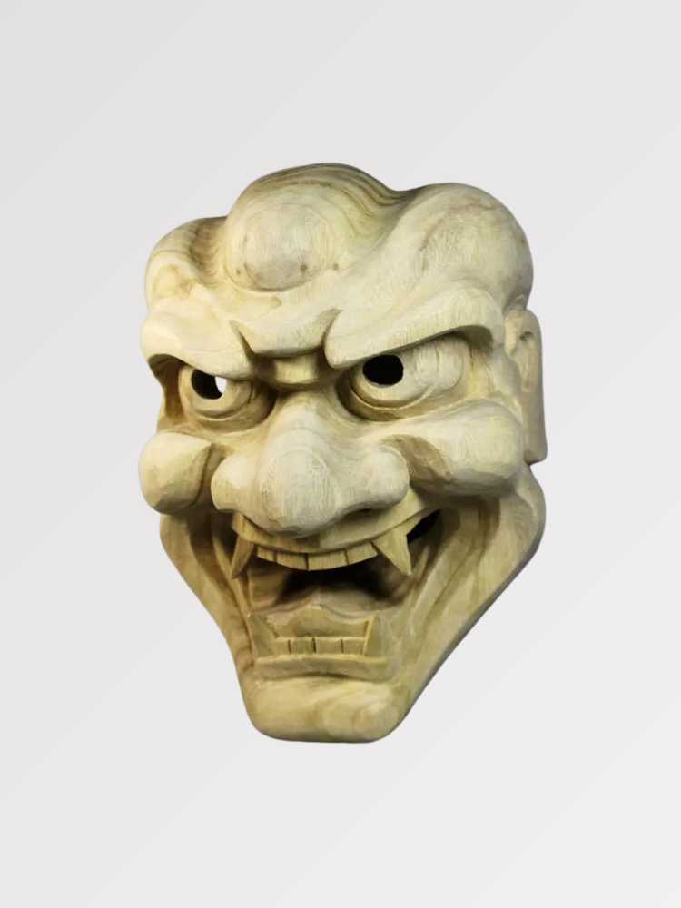 Masque oni traditionnel en imitation bois clair sculpté style temple bouddhique, démon grimaçant — vue de profil ou trois-qua