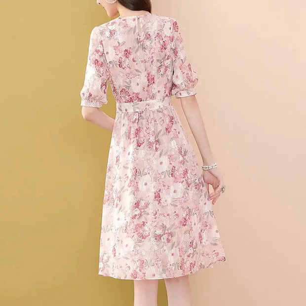 Une robe aux imprimés japonais représentant des fleurs de sakura