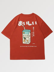 Un t-shirt à l'effigie des boissons japonaises, un modèle à la coupe droite très streetwear