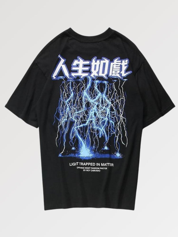 T-shirt japonais au style streetwear dans un design électrique aux lettres japonaises