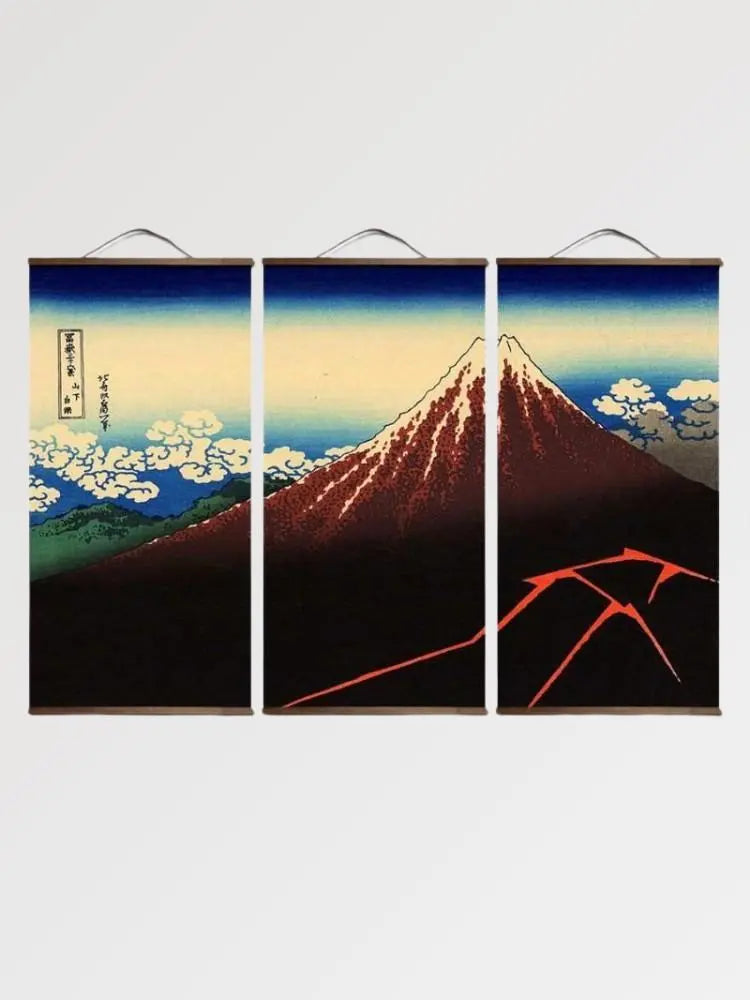 Tableau triptyque japonais Sanka Hakuu, mont Fuji rouge avec éclairs sur ciel bleu strié — vue principale sur fond clair — Ja