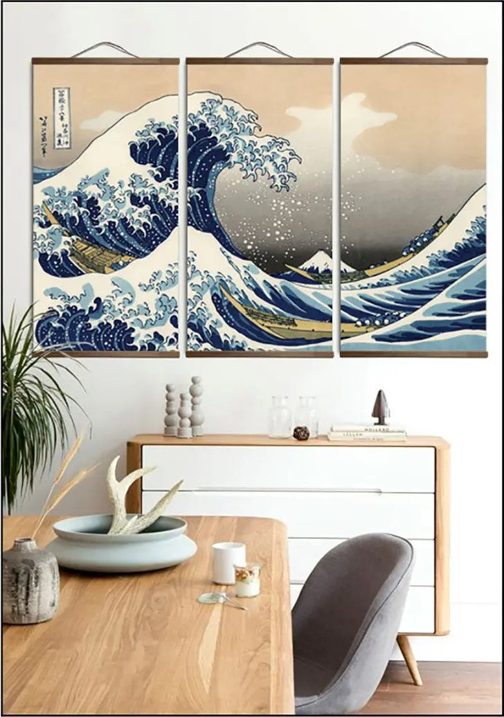Tableau triptyque japonais Grande Vague de Kanagawa, ukiyo-e bleu profond avec écume blanche et mont Fuji — mise en situation