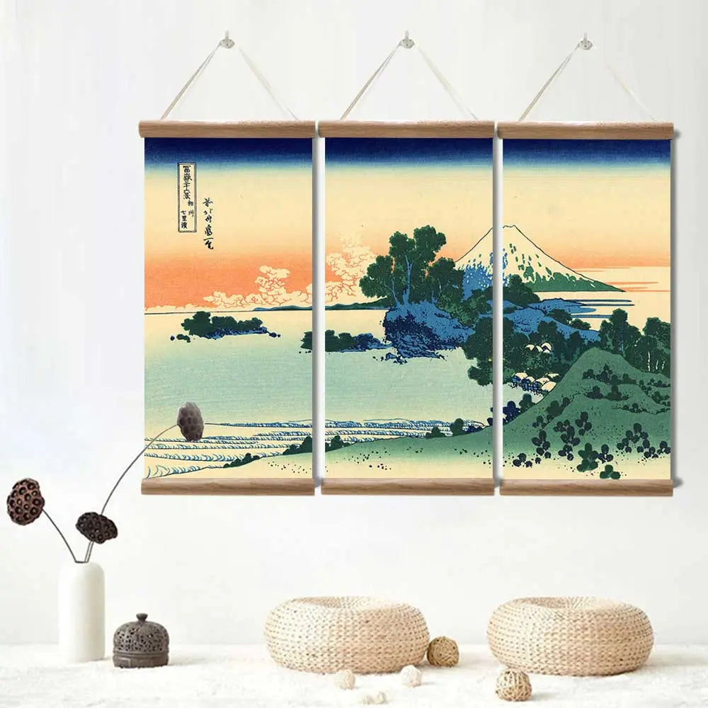Tableau triptyque japonais Gaifū Kaisei, paysage du mont Fuji par ciel clair aux tons orangés et verts — mise en situation mu