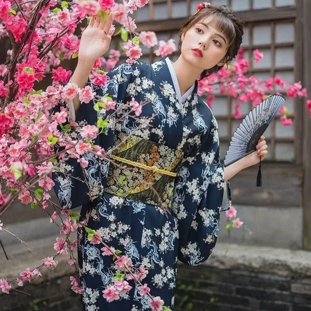 Vrai Kimono Japonais pour Femme au motif de dragon et de fleurs dans une couleur bleu et blanche