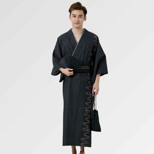 Un Yukata pour Homme au style Traditionnel et au motif brodé